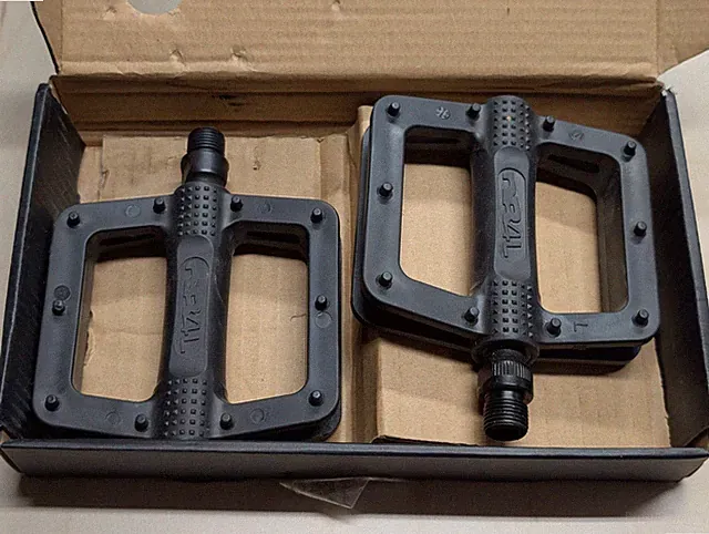 Diamondback Mountain Bicycle Pedals Plastic Solid 9/16