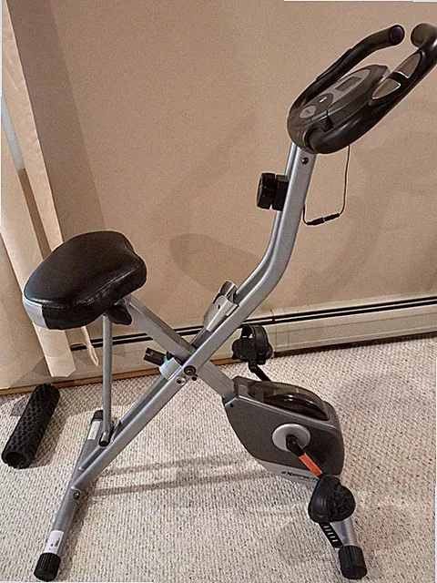 Foldable Exercise Bike, 8 levels of Resistance Stationary Bicycle with Airsof...