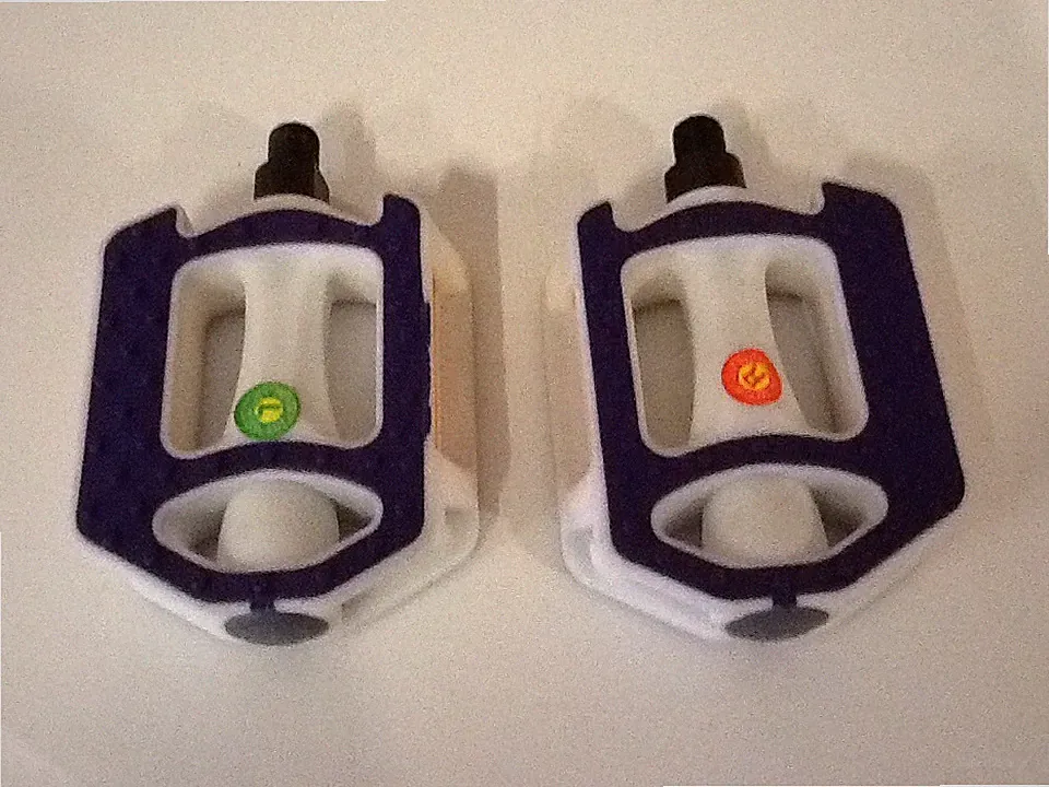 PAIR OF WHITE/PURPLE PLASTIC MOUNTAIN BICYCLE PEDALS PART 174-2
